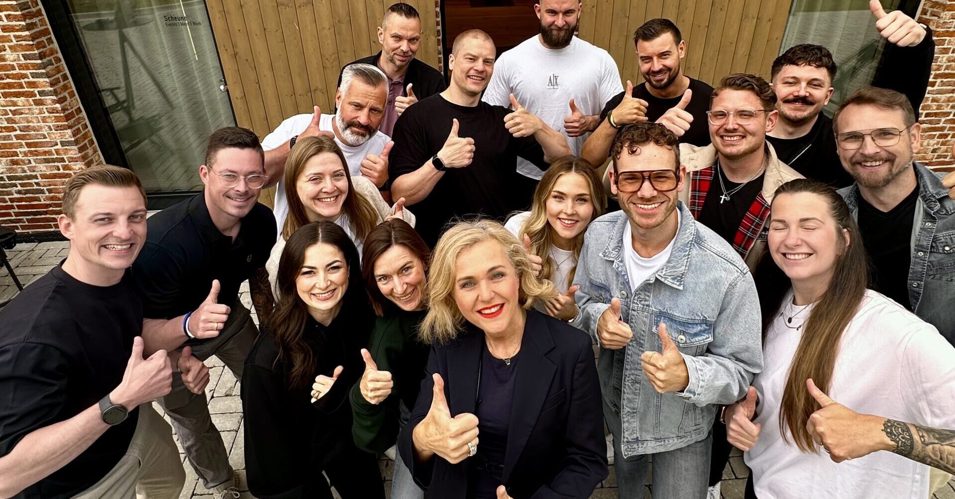 Gruppenbild mit Vaya Wieser-Weber und den Studioleiter:innen und Führungskräfte aus dem Head Office der beneFit Holding GmbH.